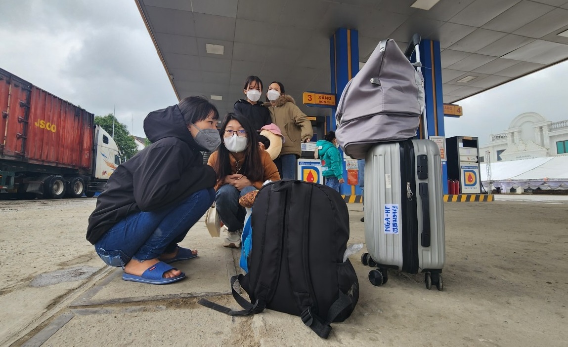 Hà Tĩnh: Người dân đón xe rời quê trong mưa lạnh - ảnh 2
