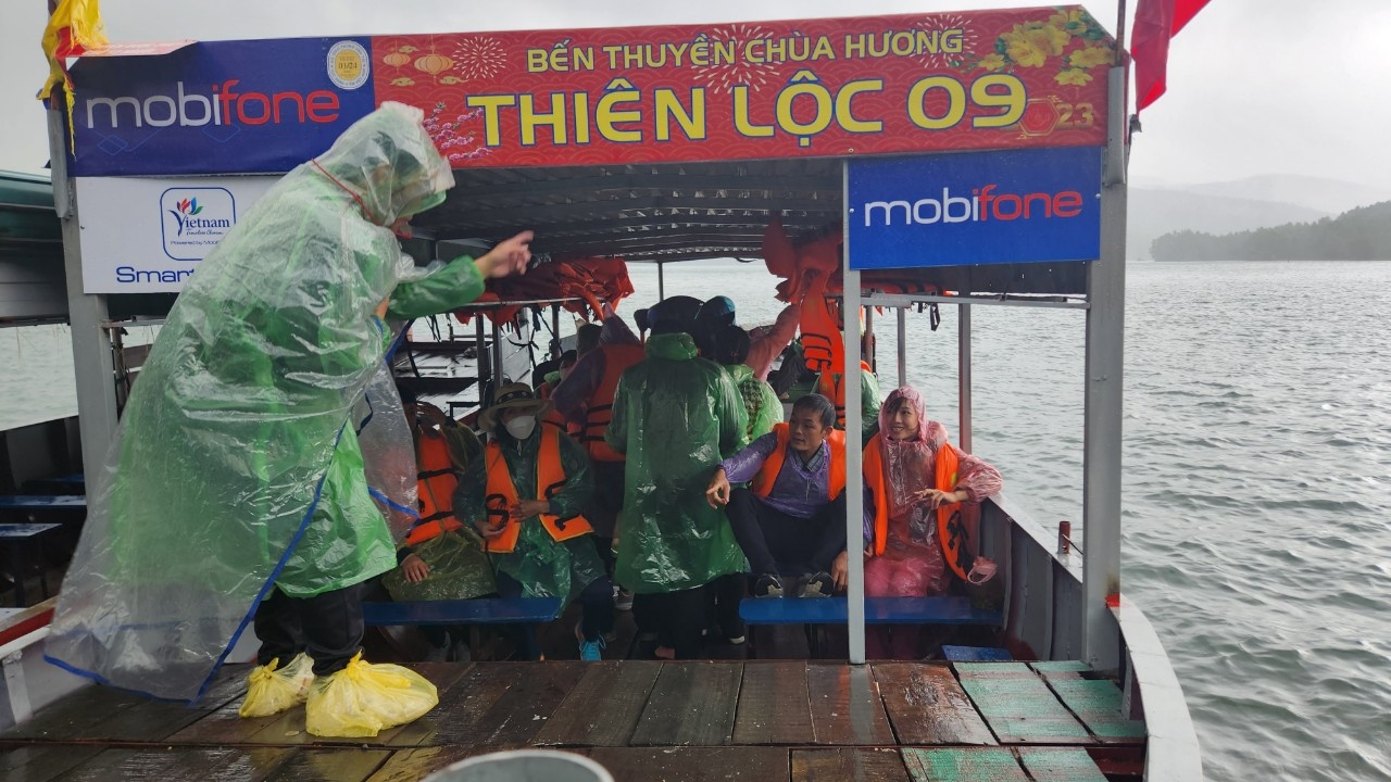 Người người đội mưa trẩy hội chùa Hương Tích - ảnh 12