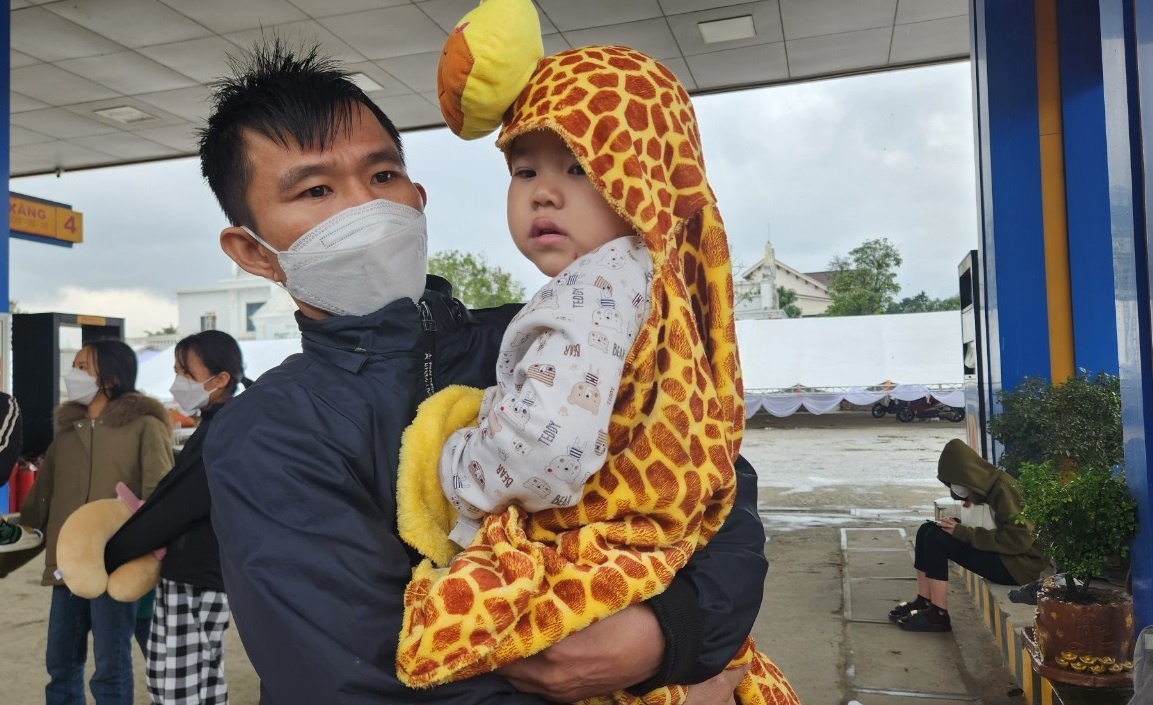 Hà Tĩnh: Người dân đón xe rời quê trong mưa lạnh - ảnh 5