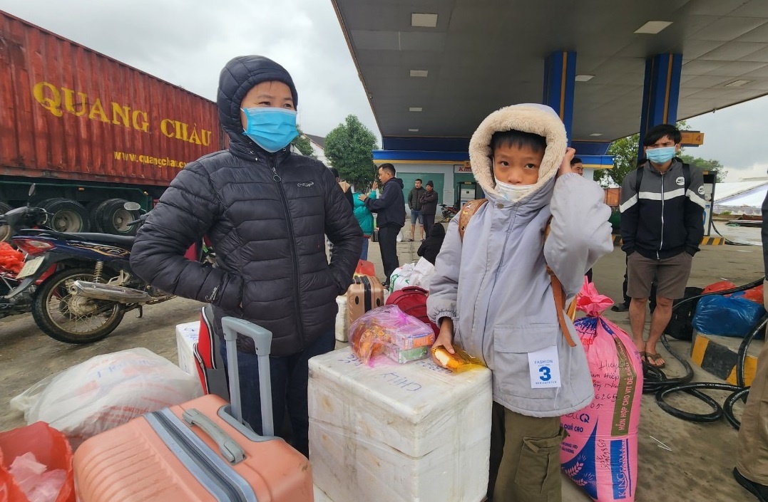 Hà Tĩnh: Người dân đón xe rời quê trong mưa lạnh - ảnh 3