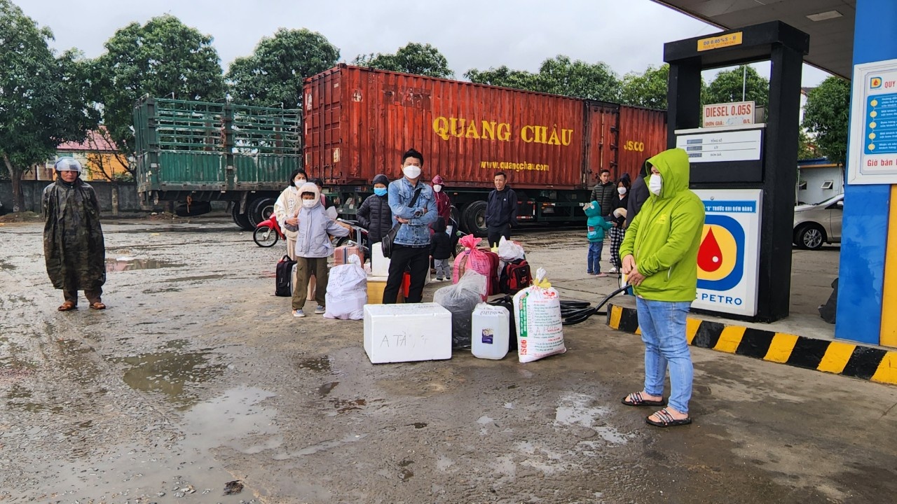 Hà Tĩnh: Người dân đón xe rời quê trong mưa lạnh - ảnh 1