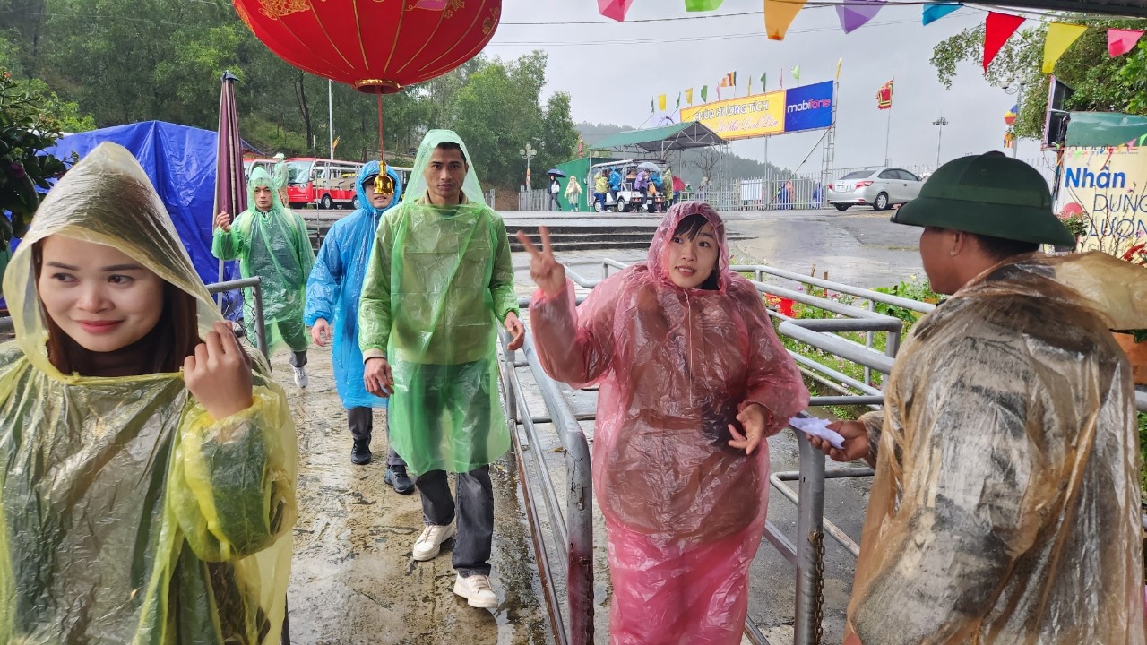 Người người đội mưa trẩy hội chùa Hương Tích - ảnh 9