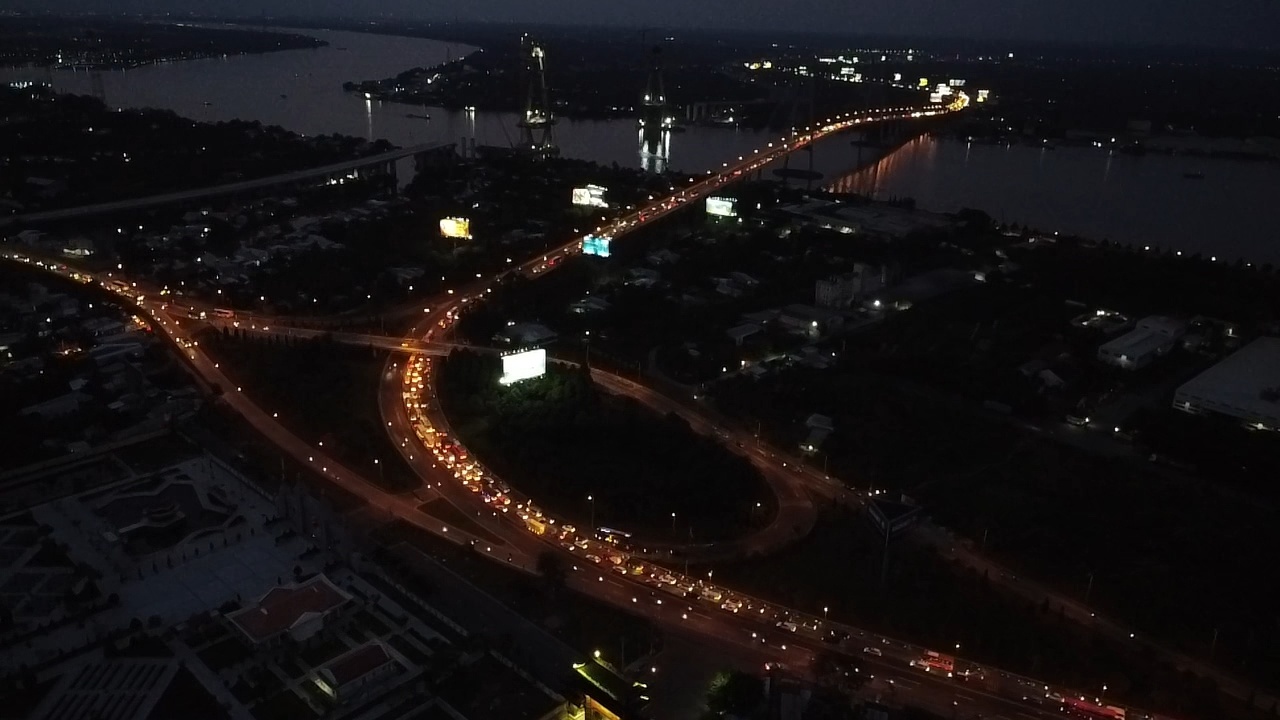 Kẹt xe kinh hoàng tại cầu Mỹ Thuận: CSGT phát nước cho người dân rời quê - ảnh 1