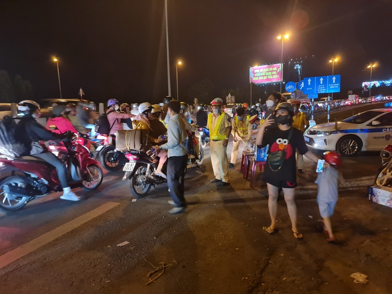 Kẹt xe kinh hoàng tại cầu Mỹ Thuận: CSGT phát nước cho người dân rời quê - ảnh 3