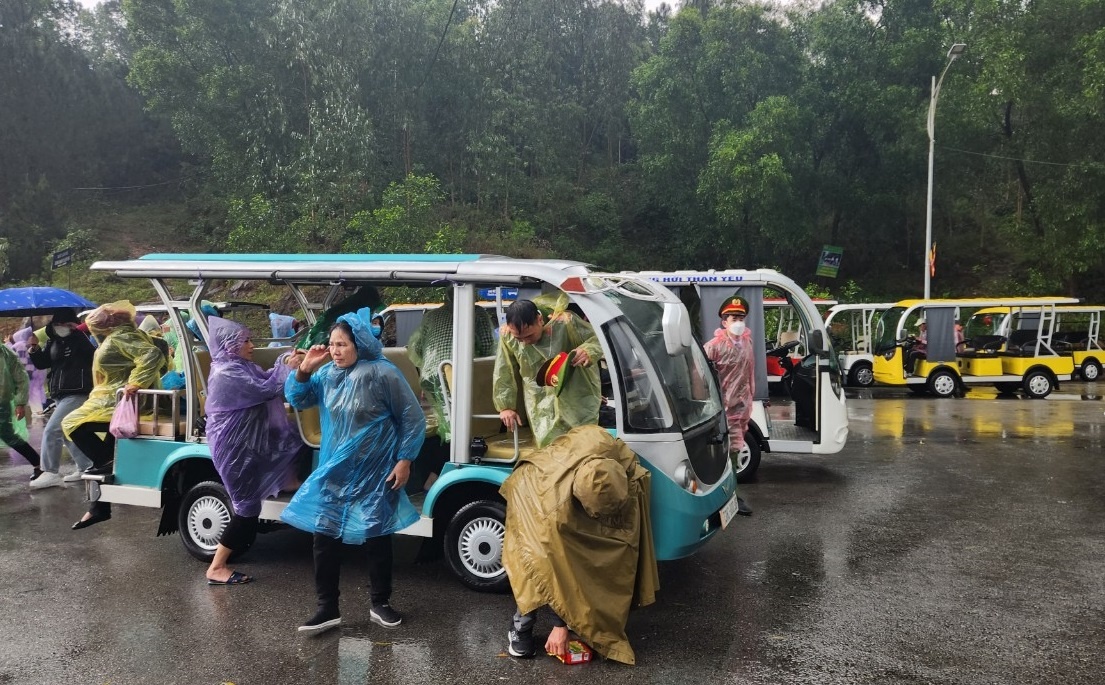 Người người đội mưa trẩy hội chùa Hương Tích - ảnh 10