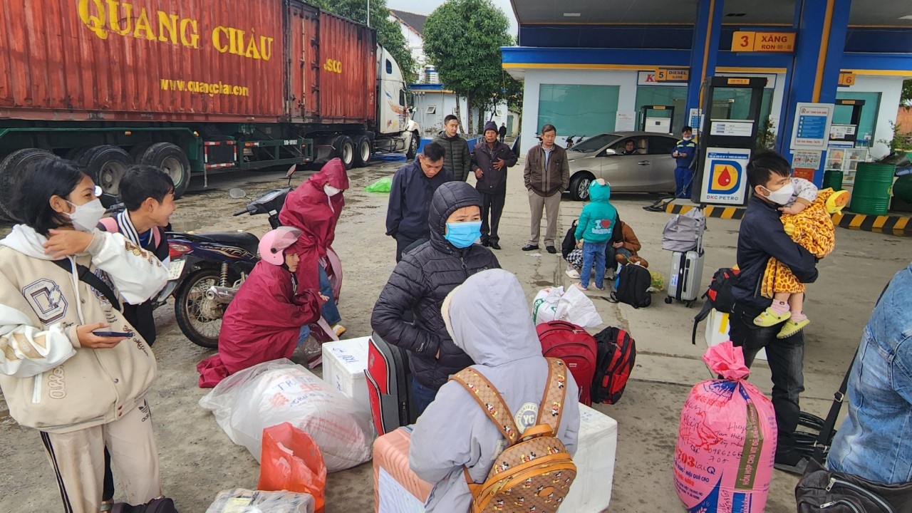 Hà Tĩnh: Người dân đón xe rời quê trong mưa lạnh - ảnh 6