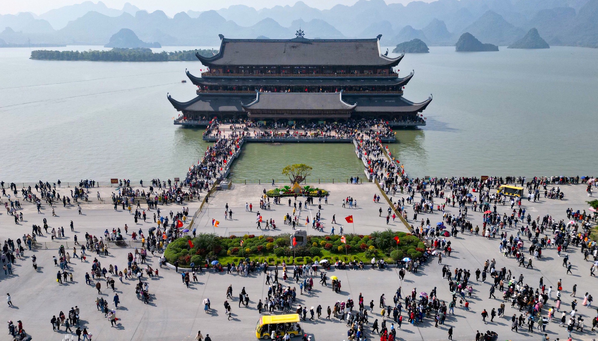 Hà Nam: 'Biển' người chen chân du xuân ở ngôi chùa lớn nhất thế giới - ảnh 1
