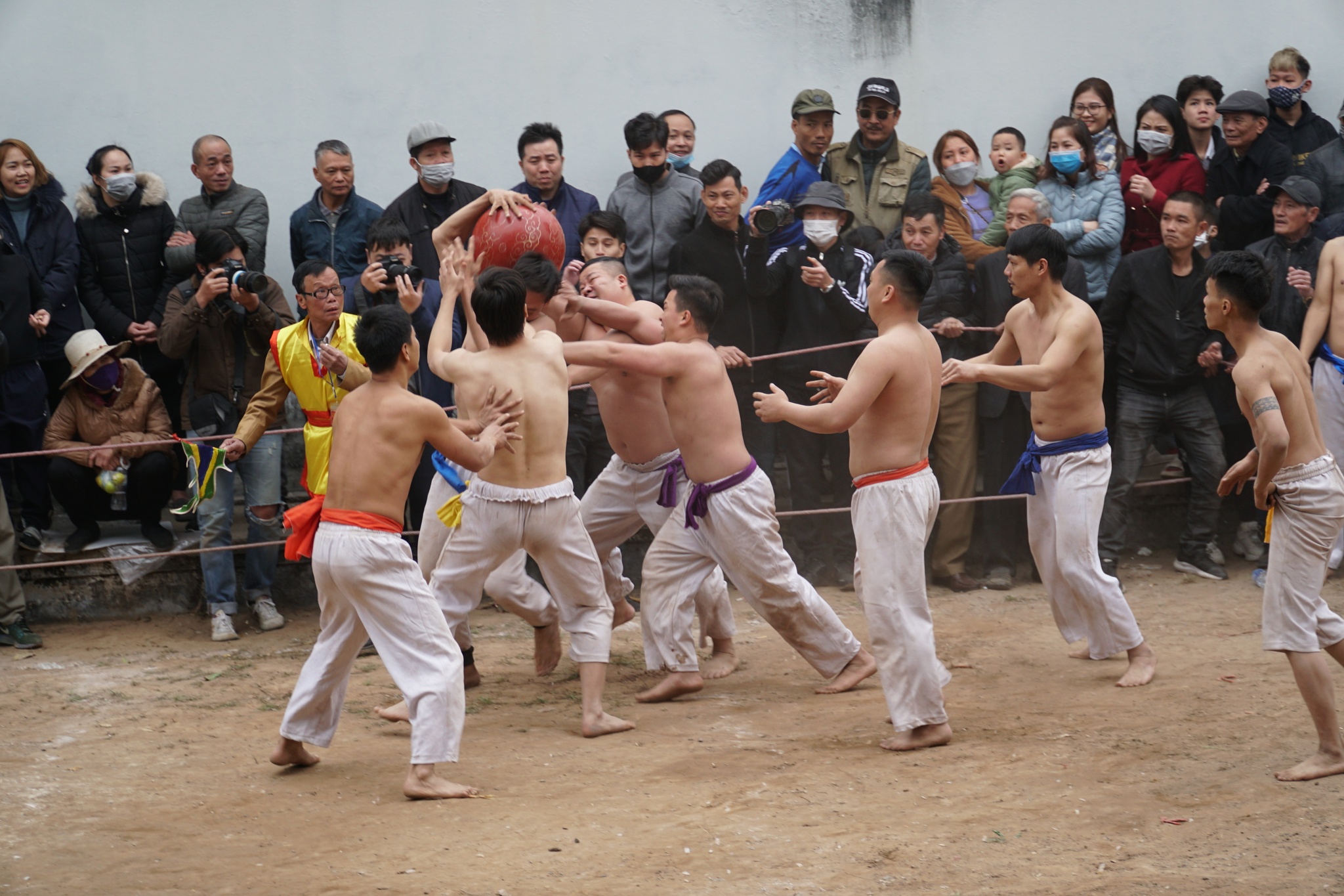 Thanh niên Hà Nội mình trần vật lộn cướp cầu trong lễ hội làng Thúy Lĩnh - ảnh 2