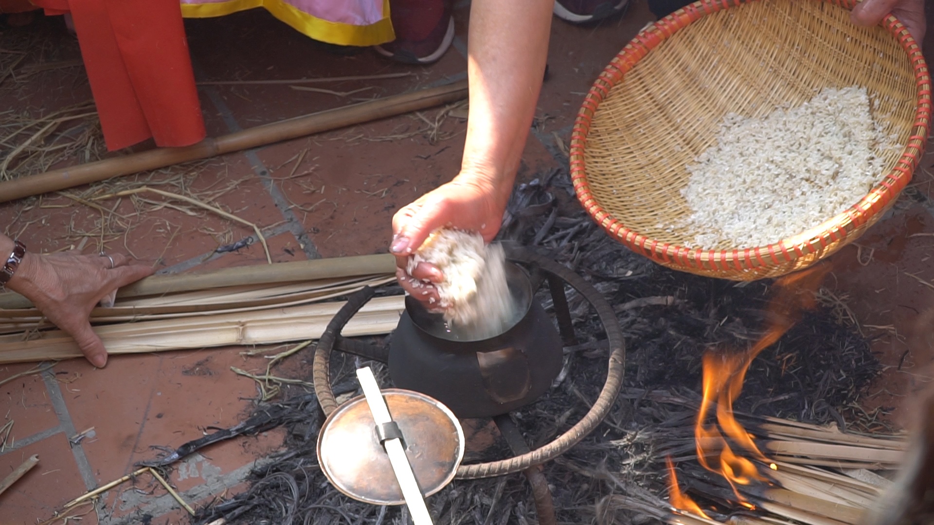 Sân đình Thị Cấm nghi ngút khói trong ngày hội thổi lửa nấu cơm thi - ảnh 2