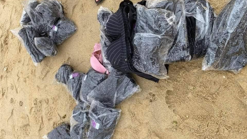 Hàng trăm chiếc áo ngực không rõ nguồn gốc trôi dạt vào bờ biển Quảng Ngãi - ảnh 1