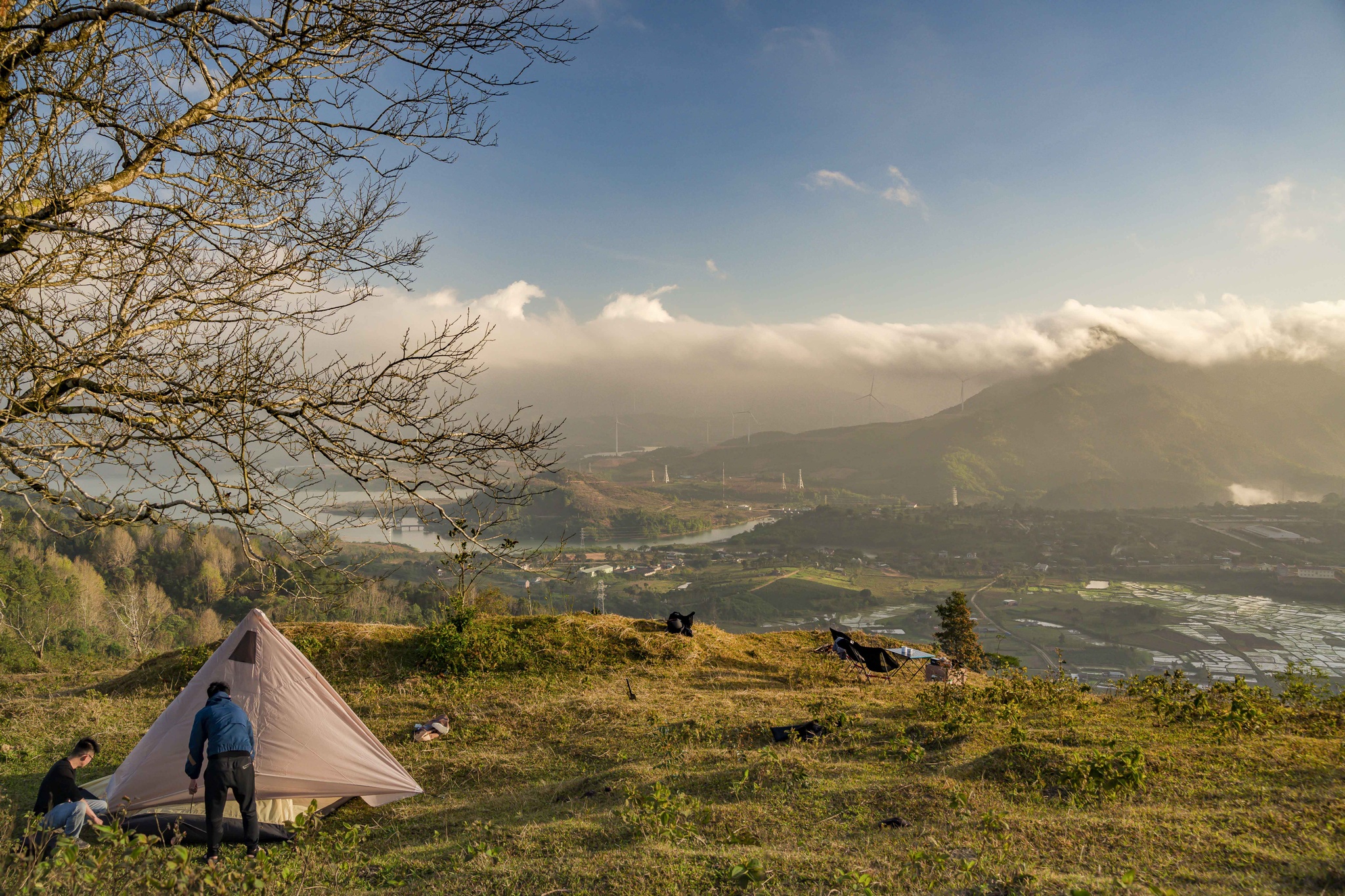 Ngày xuân, cắm trại dưới chân trụ điện gió giữa vùng núi cao - ảnh 5
