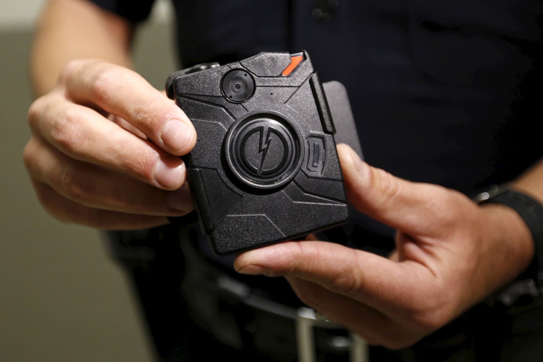 Cảnh sát Mỹ có thể chỉnh sửa nội dung clip quay từ camera tùy thân hay không? - ảnh 1