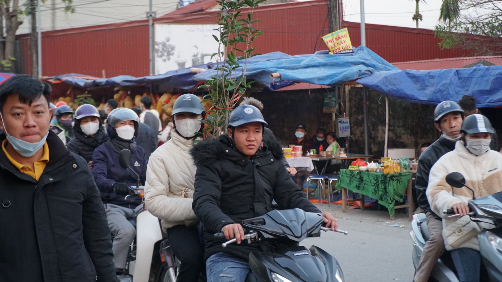 Kỳ lạ phiên chợ cầu may ở Nam Định, họp duy nhất một lần trong năm - ảnh 1