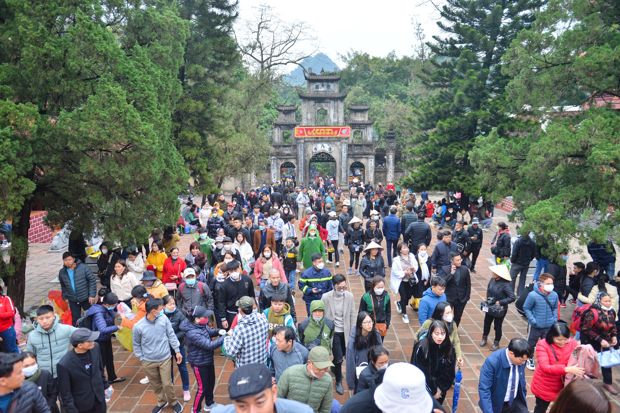 Hàng vạn người đổ về chùa Hương trong ngày khai hội - ảnh 5