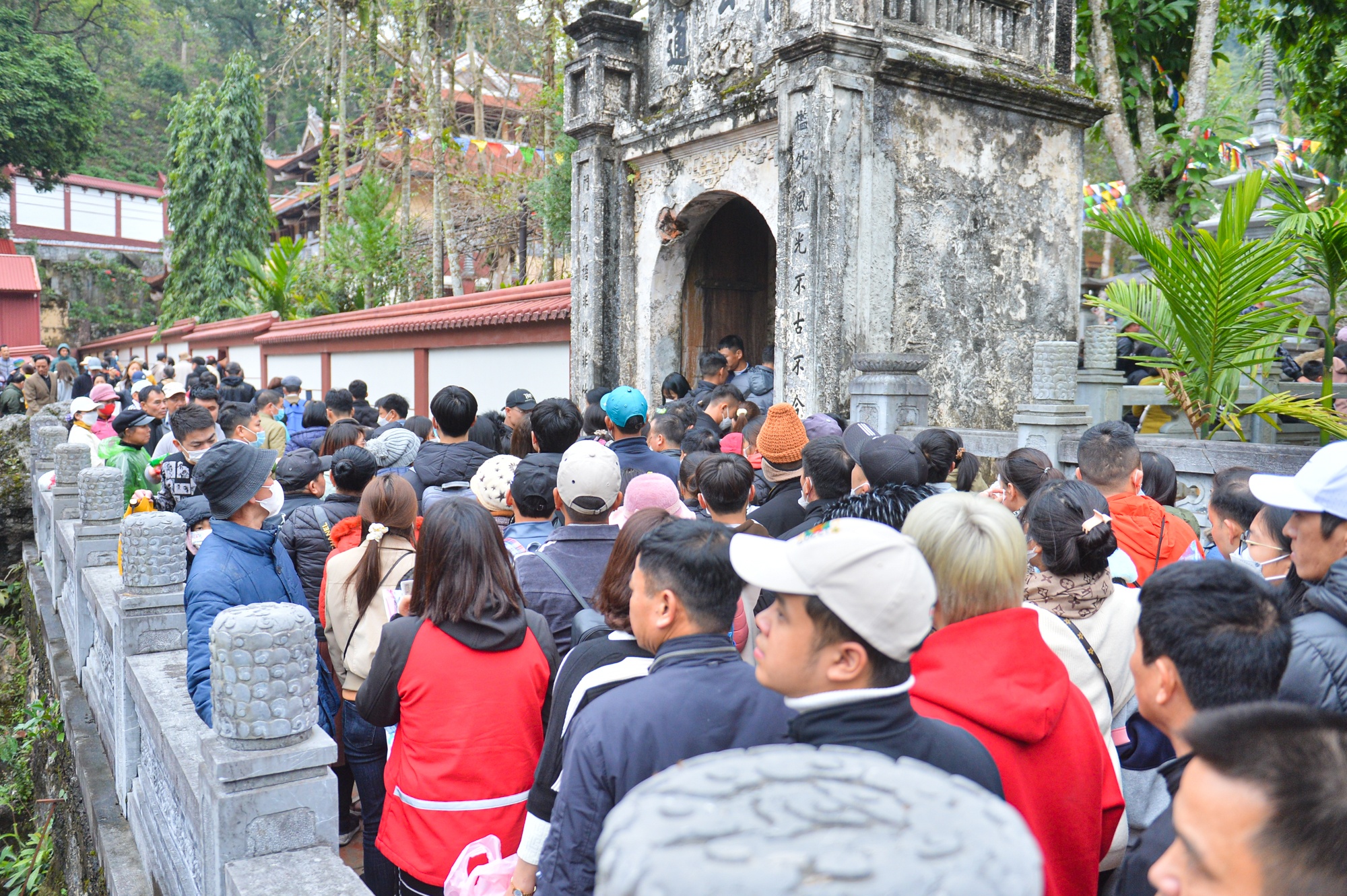 Hàng vạn người đổ về chùa Hương trong ngày khai hội - ảnh 6