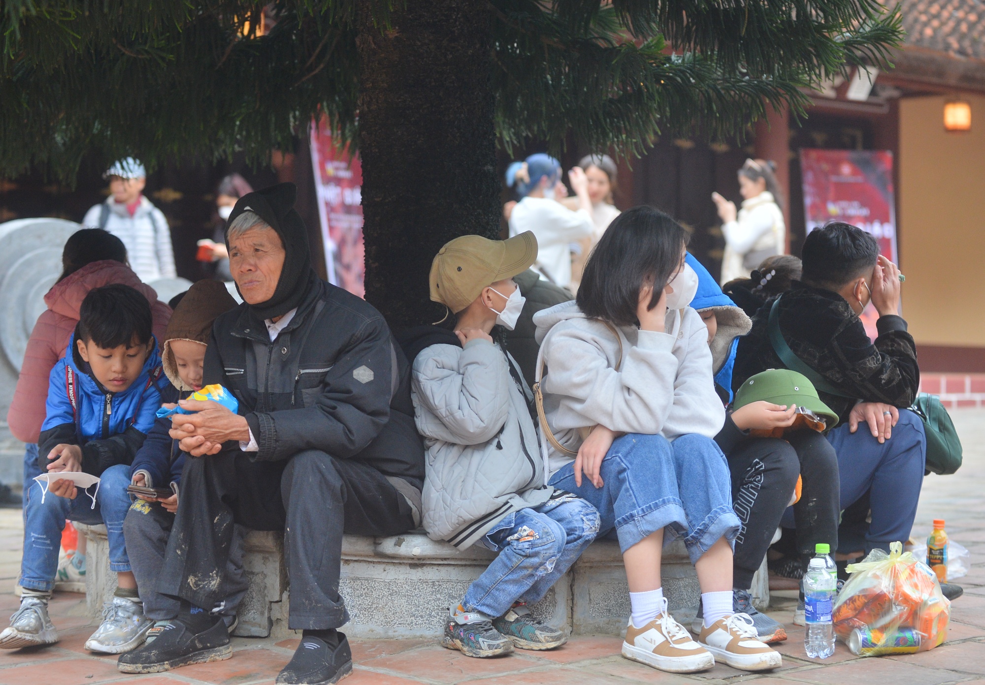 Hàng vạn người đổ về chùa Hương trong ngày khai hội - ảnh 9