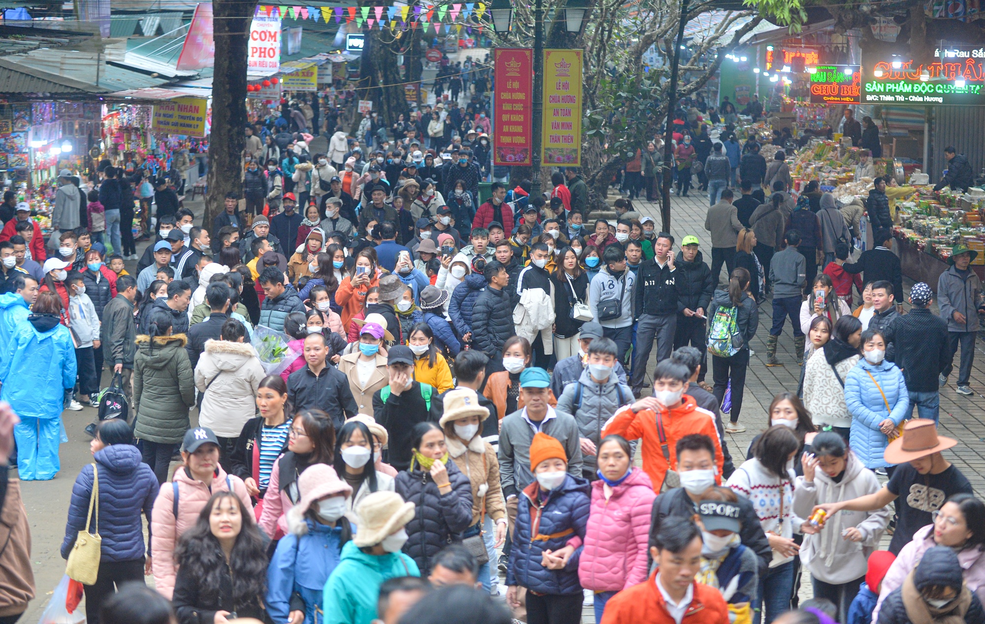 Hàng vạn người đổ về chùa Hương trong ngày khai hội - ảnh 2