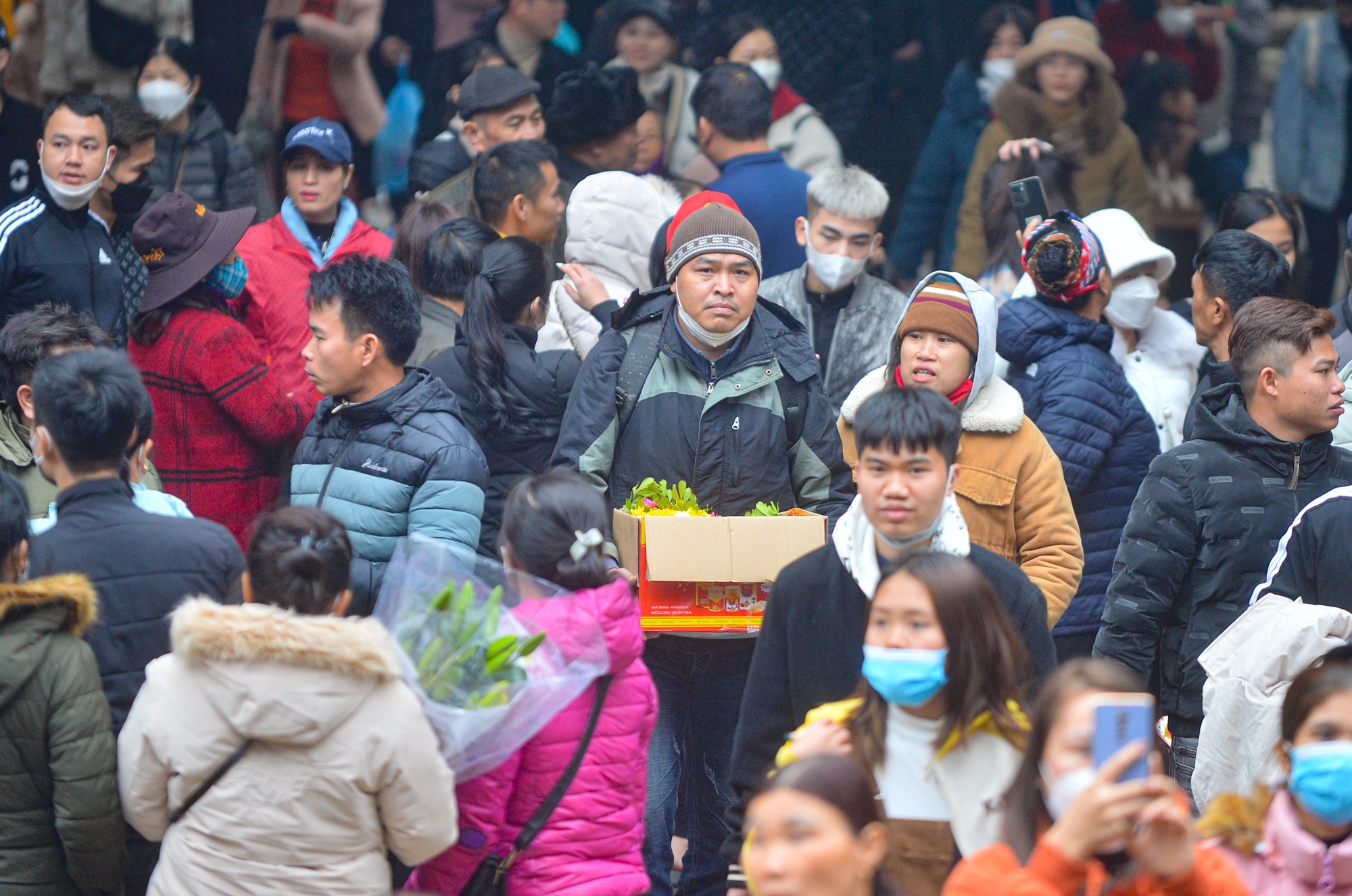Hàng vạn người đổ về chùa Hương trong ngày khai hội - ảnh 8