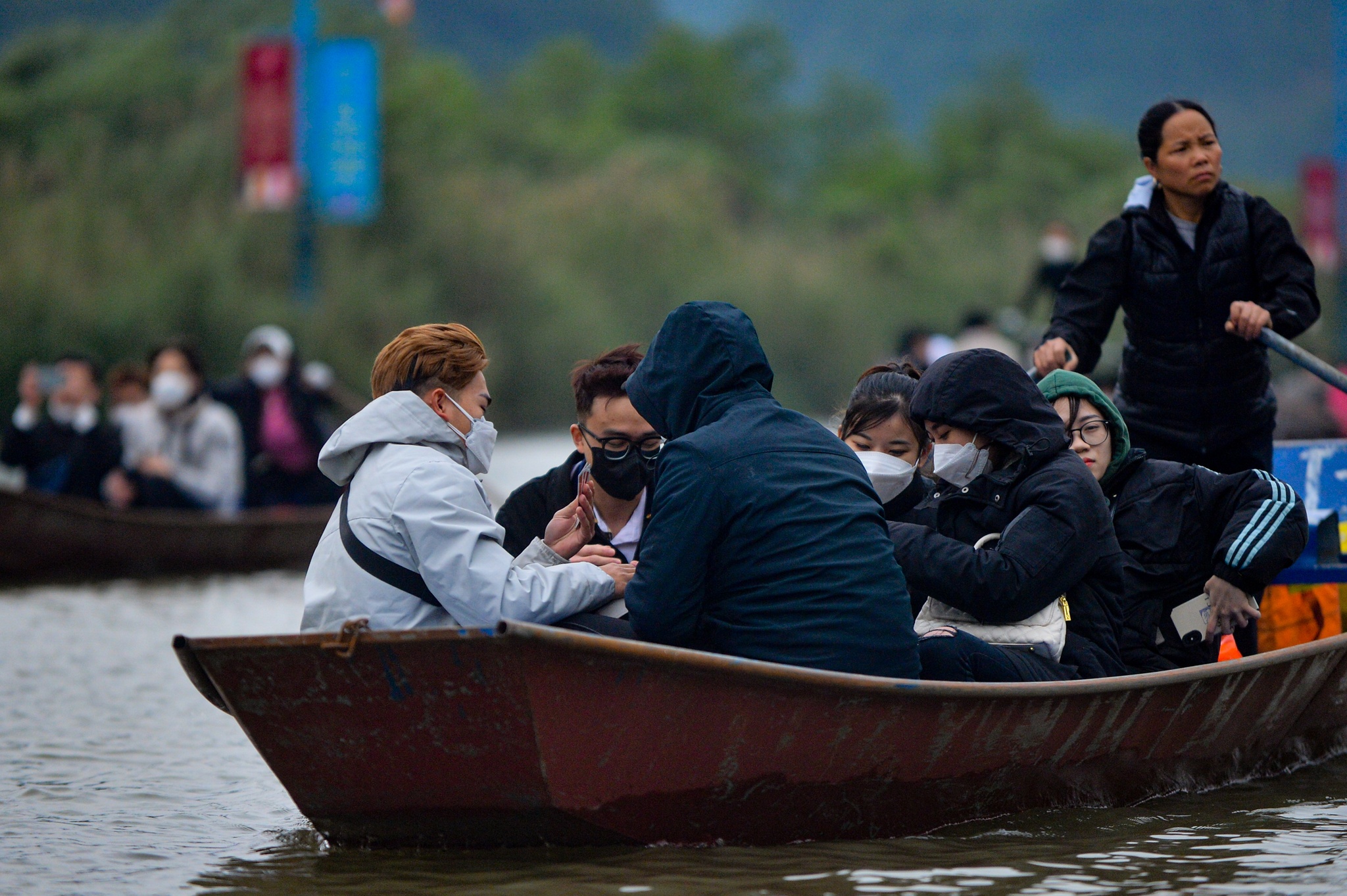Du khách đánh bạc trên thuyền ở chùa Hương, ban quản lý 'than' khó - ảnh 3