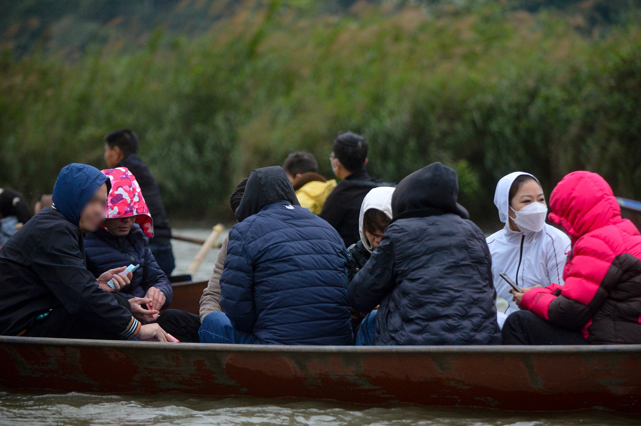 Du khách đánh bạc trên thuyền ở chùa Hương, ban quản lý 'than' khó - ảnh 4