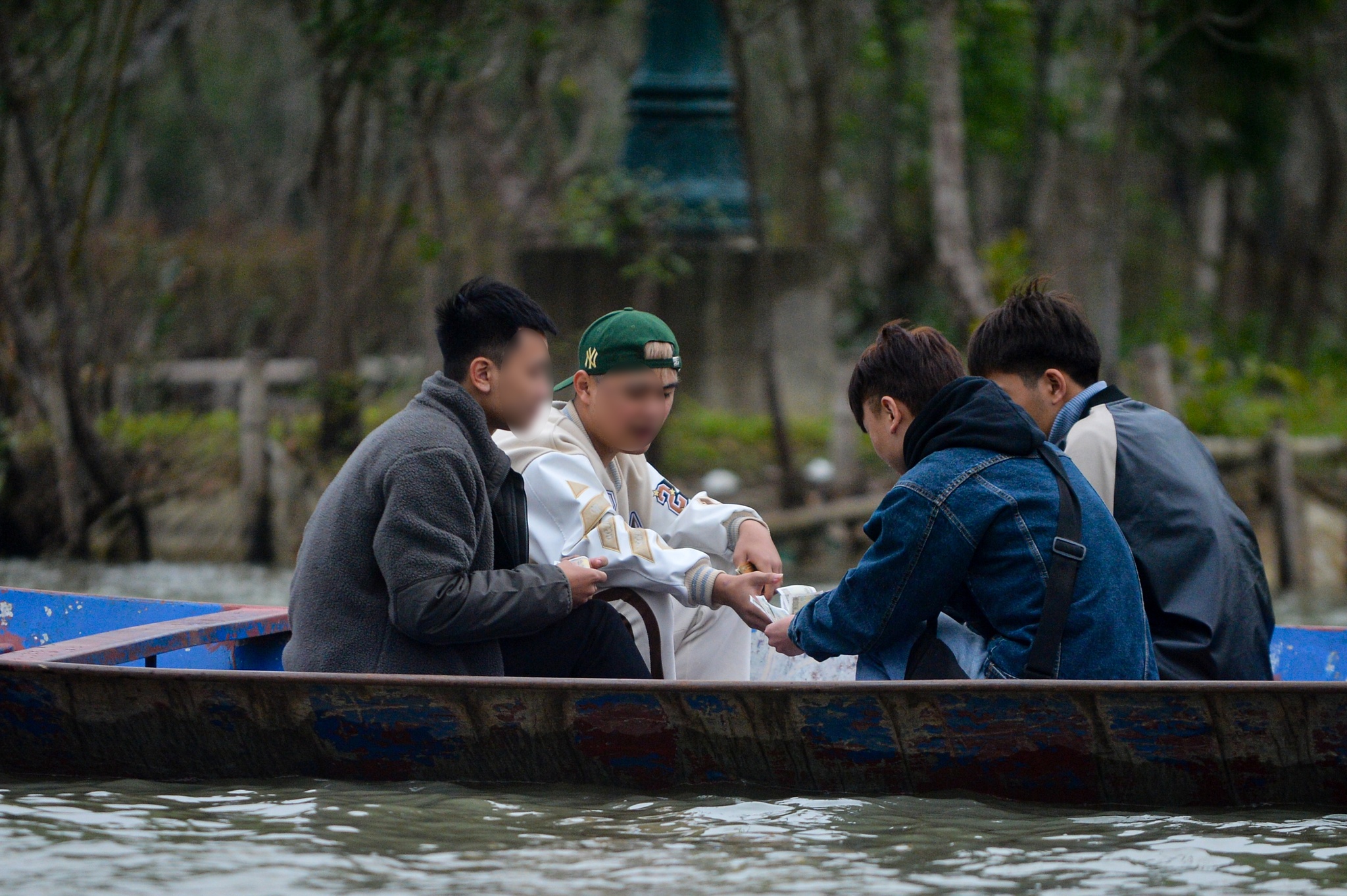 Du khách đánh bạc trên thuyền ở chùa Hương, ban quản lý 'than' khó - ảnh 5