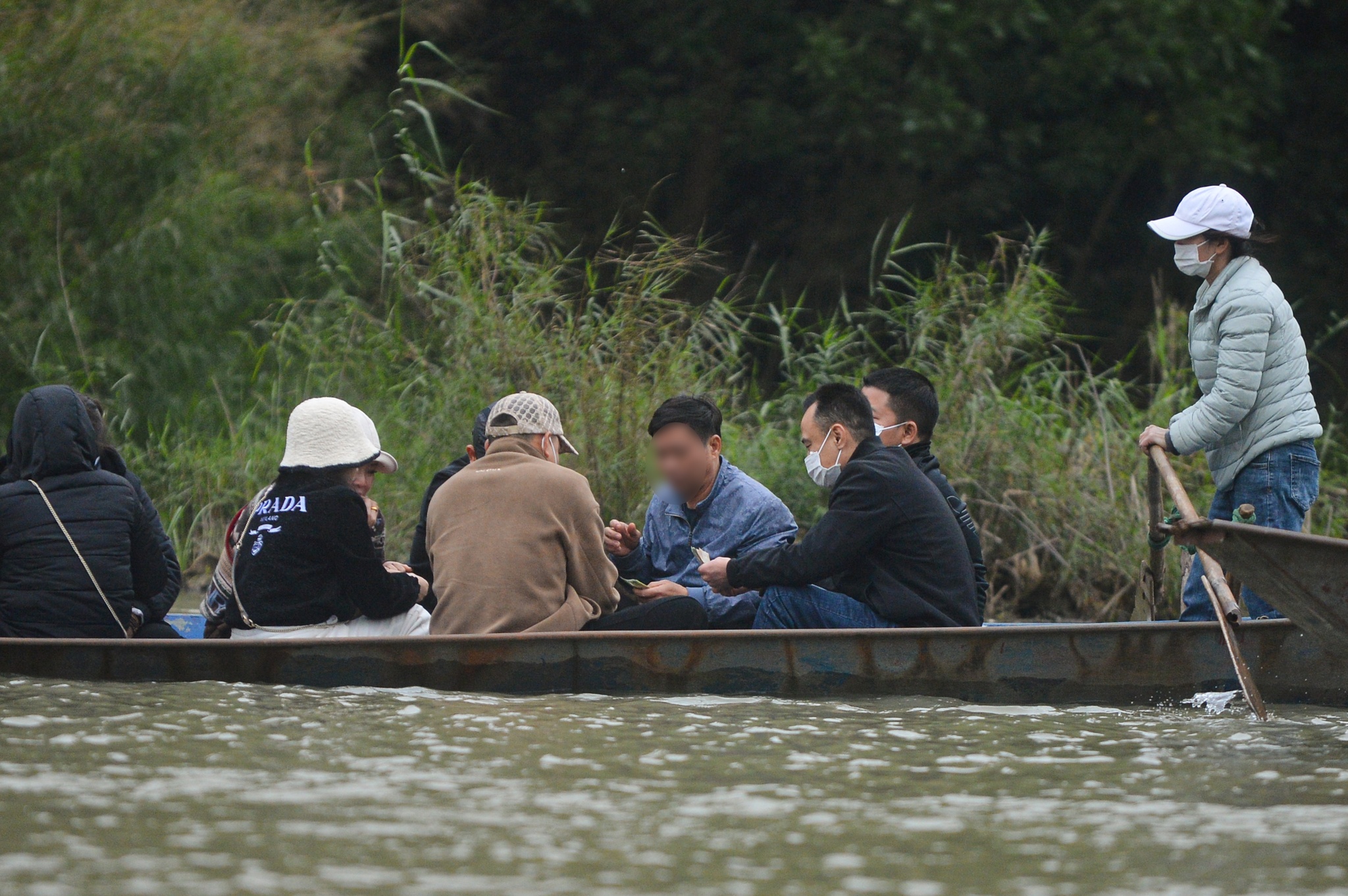 Du khách đánh bạc trên thuyền ở chùa Hương, ban quản lý 'than' khó - ảnh 2