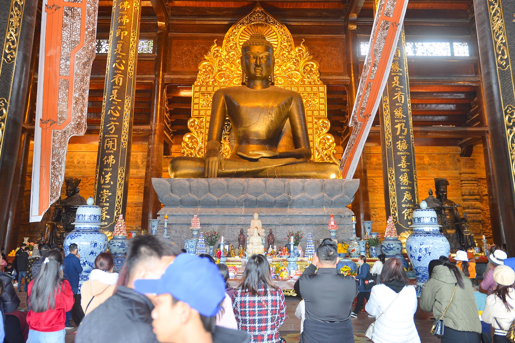 Hà Nam: 'Biển' người chen chân du xuân ở ngôi chùa lớn nhất thế giới - ảnh 9