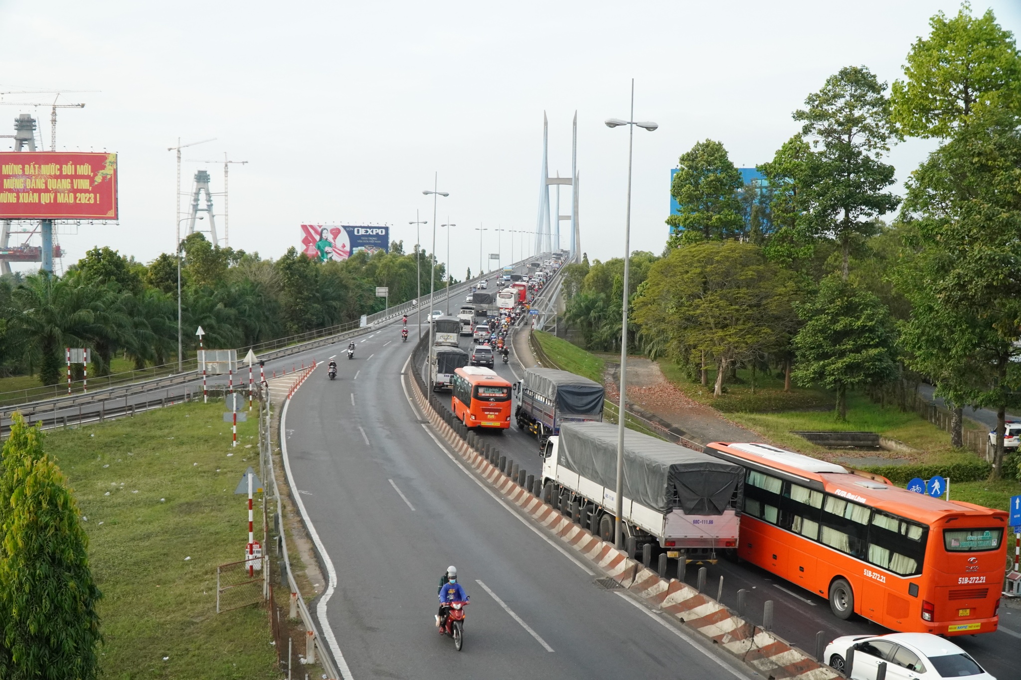 Cầu Mỹ Thuận tiếp tục ùn tắc nặng nề trong chiều mùng 8 tết - ảnh 1