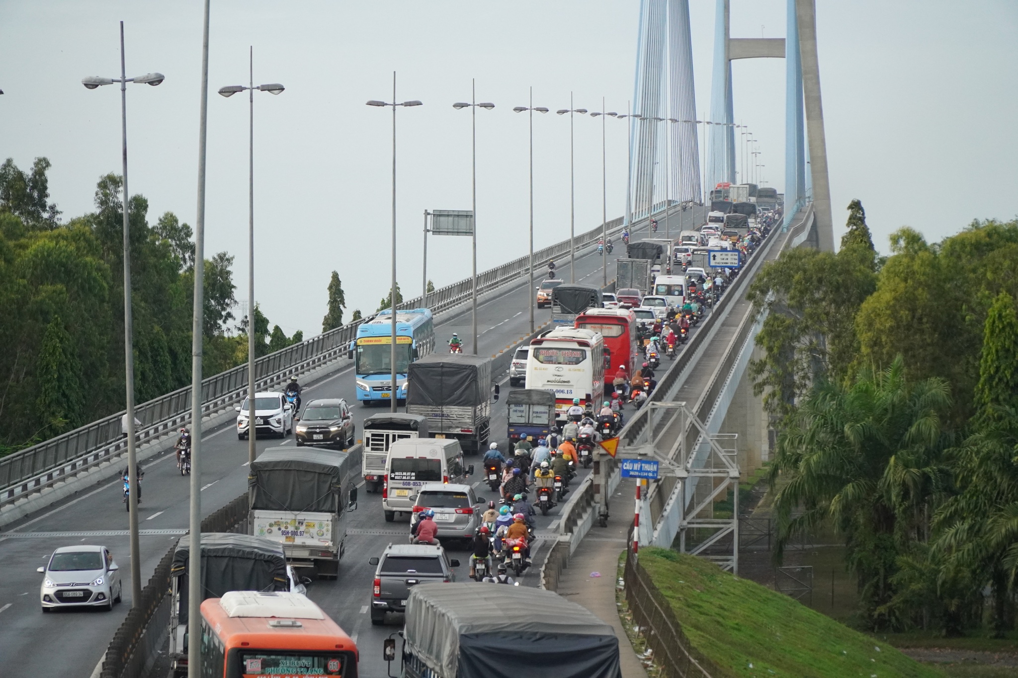 Cầu Mỹ Thuận tiếp tục ùn tắc nặng nề trong chiều mùng 8 tết - ảnh 2