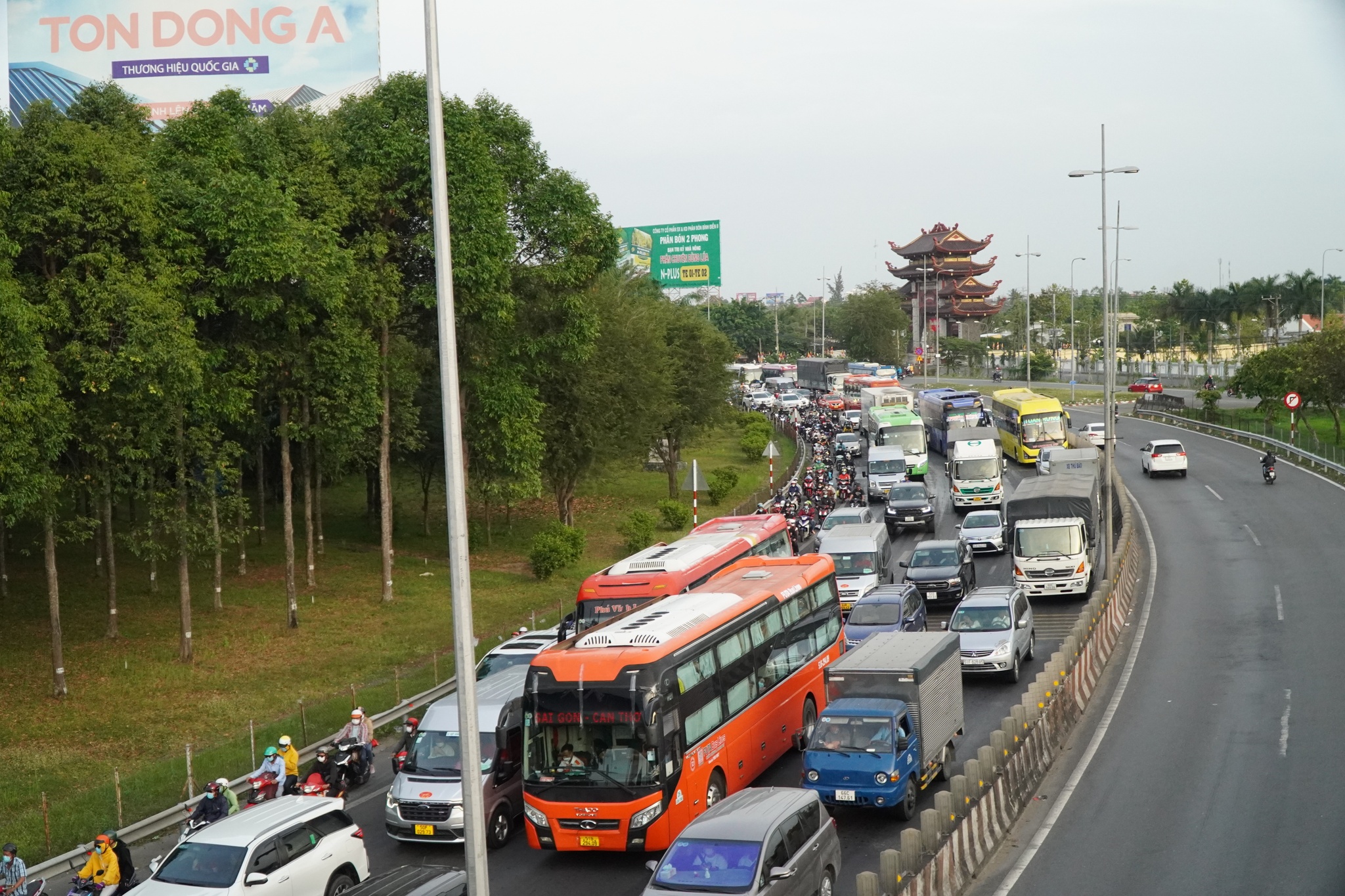 Cầu Mỹ Thuận tiếp tục ùn tắc nặng nề trong chiều mùng 8 tết - ảnh 3