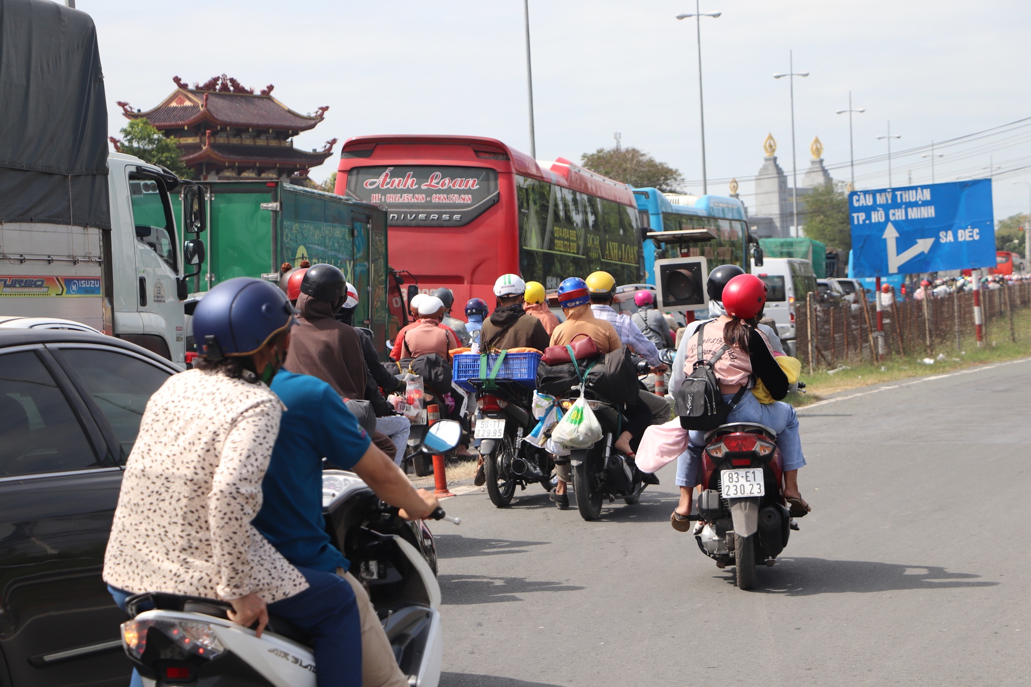 Trở lại TP.HCM làm việc sau tết: Mệt lả người vì kẹt xe ở cầu Mỹ Thuận - ảnh 3