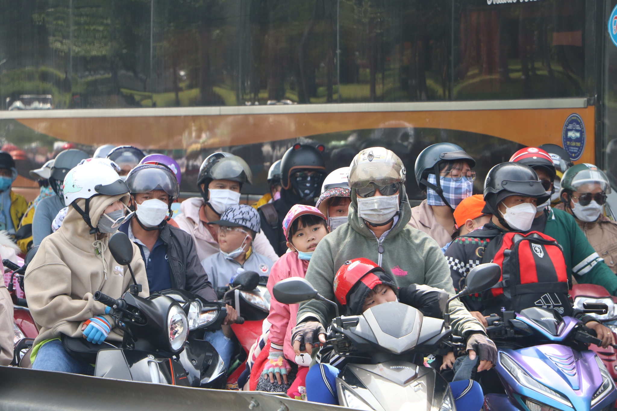 Trở lại TP.HCM làm việc sau tết: Mệt lả người vì kẹt xe ở cầu Mỹ Thuận - ảnh 5