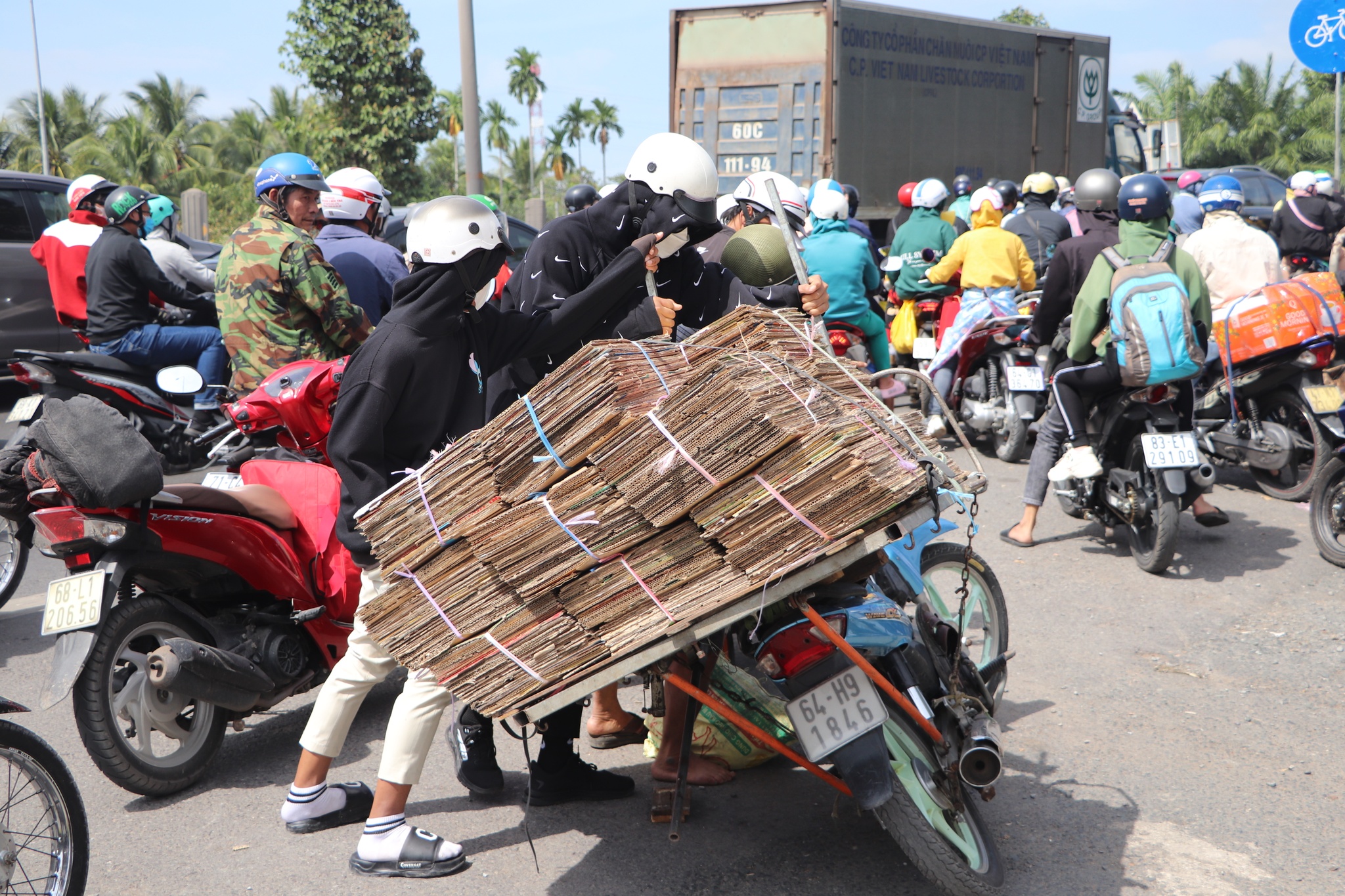 Trở lại TP.HCM làm việc sau tết: Mệt lả người vì kẹt xe ở cầu Mỹ Thuận - ảnh 7
