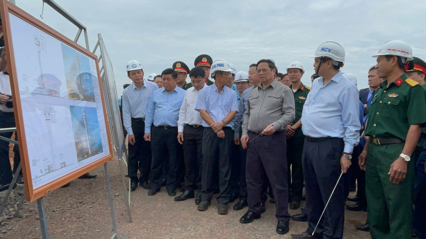 Thủ tướng Phạm Minh Chính kiểm tra tiến độ sân bay Long Thành, thăm người dân khu tái định cư - ảnh 3