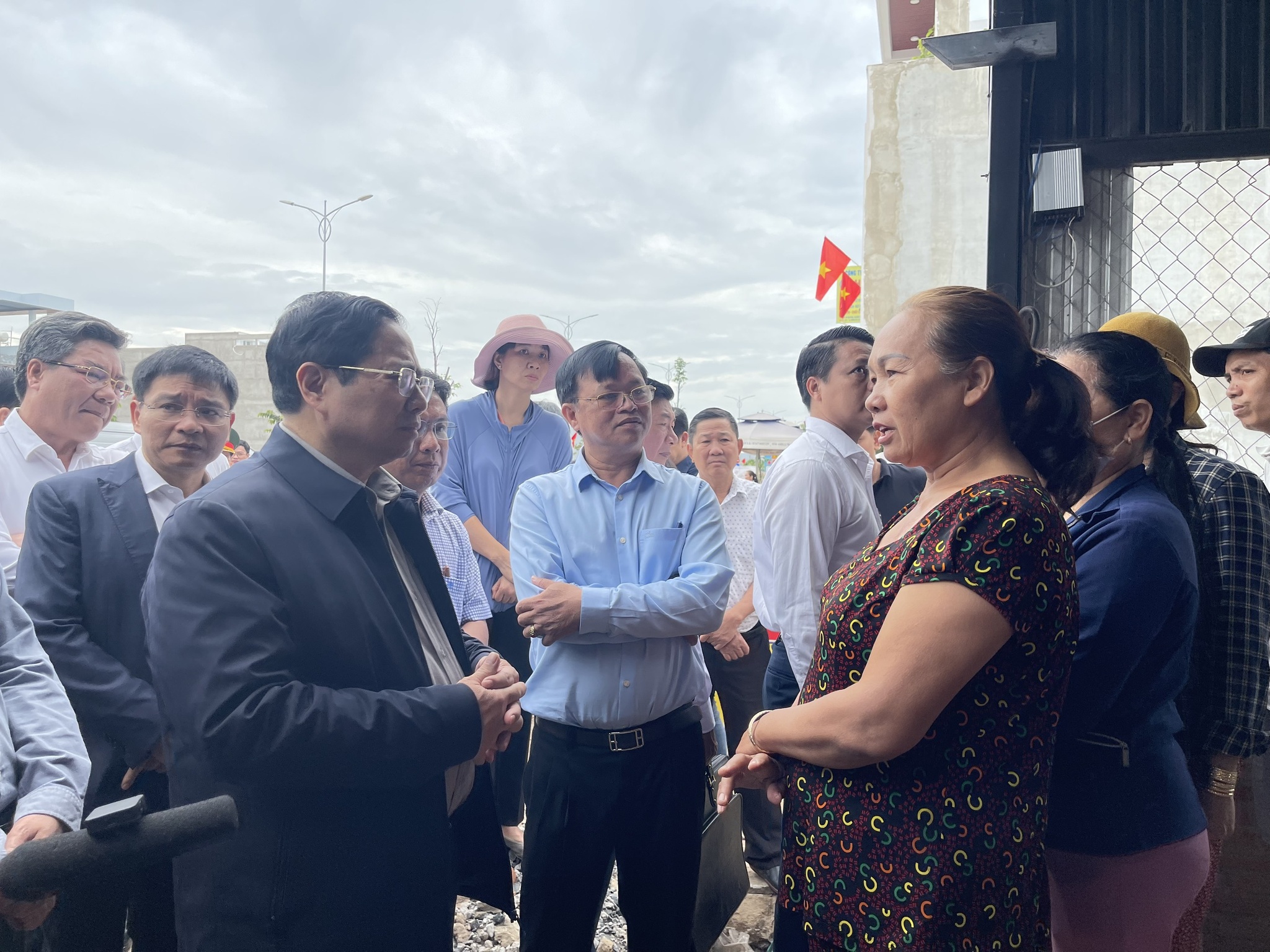Thủ tướng Phạm Minh Chính kiểm tra tiến độ sân bay Long Thành, thăm người dân khu tái định cư - ảnh 2