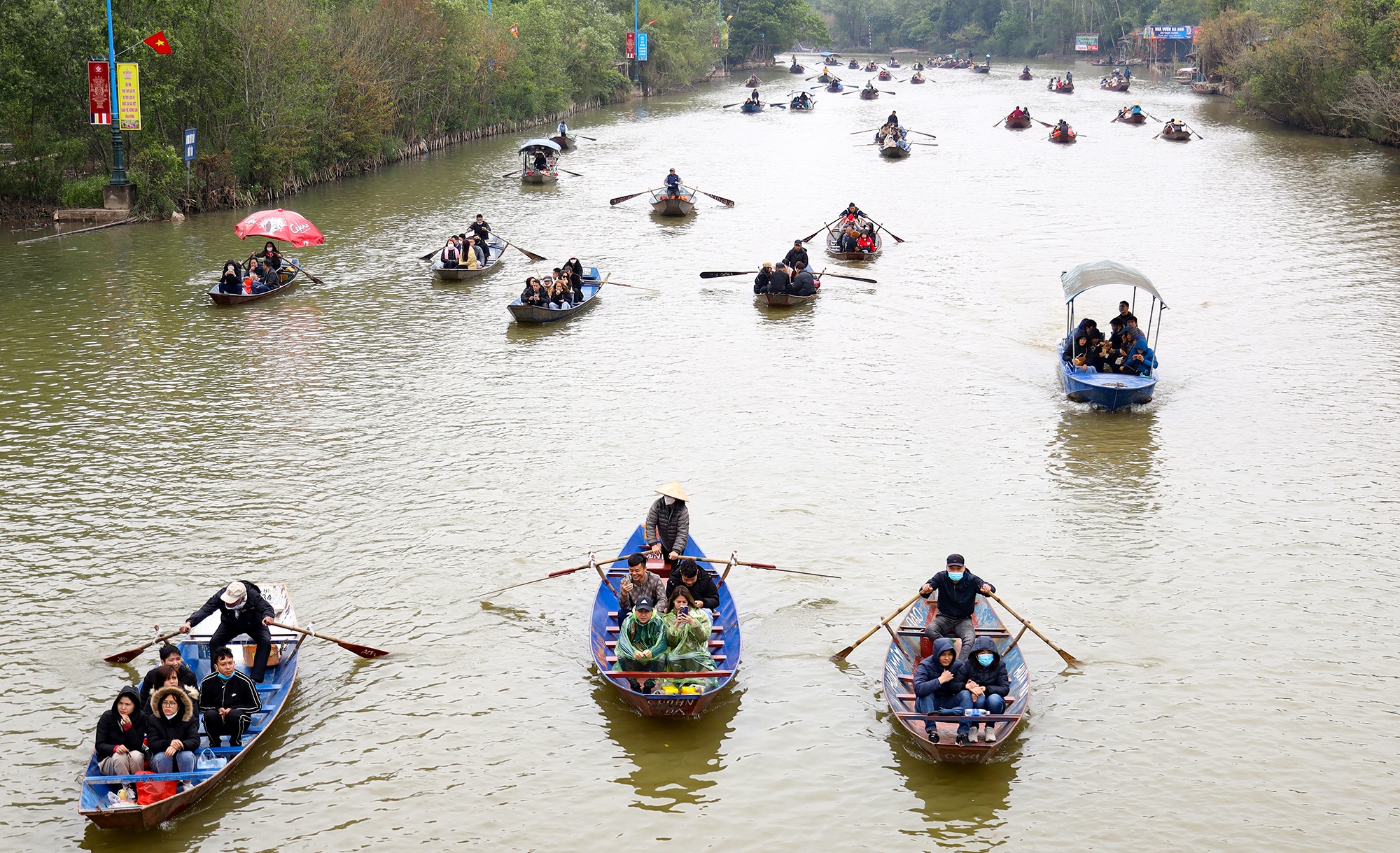 Du khách đánh bạc trên thuyền ở chùa Hương, ban quản lý 'than' khó - ảnh 1