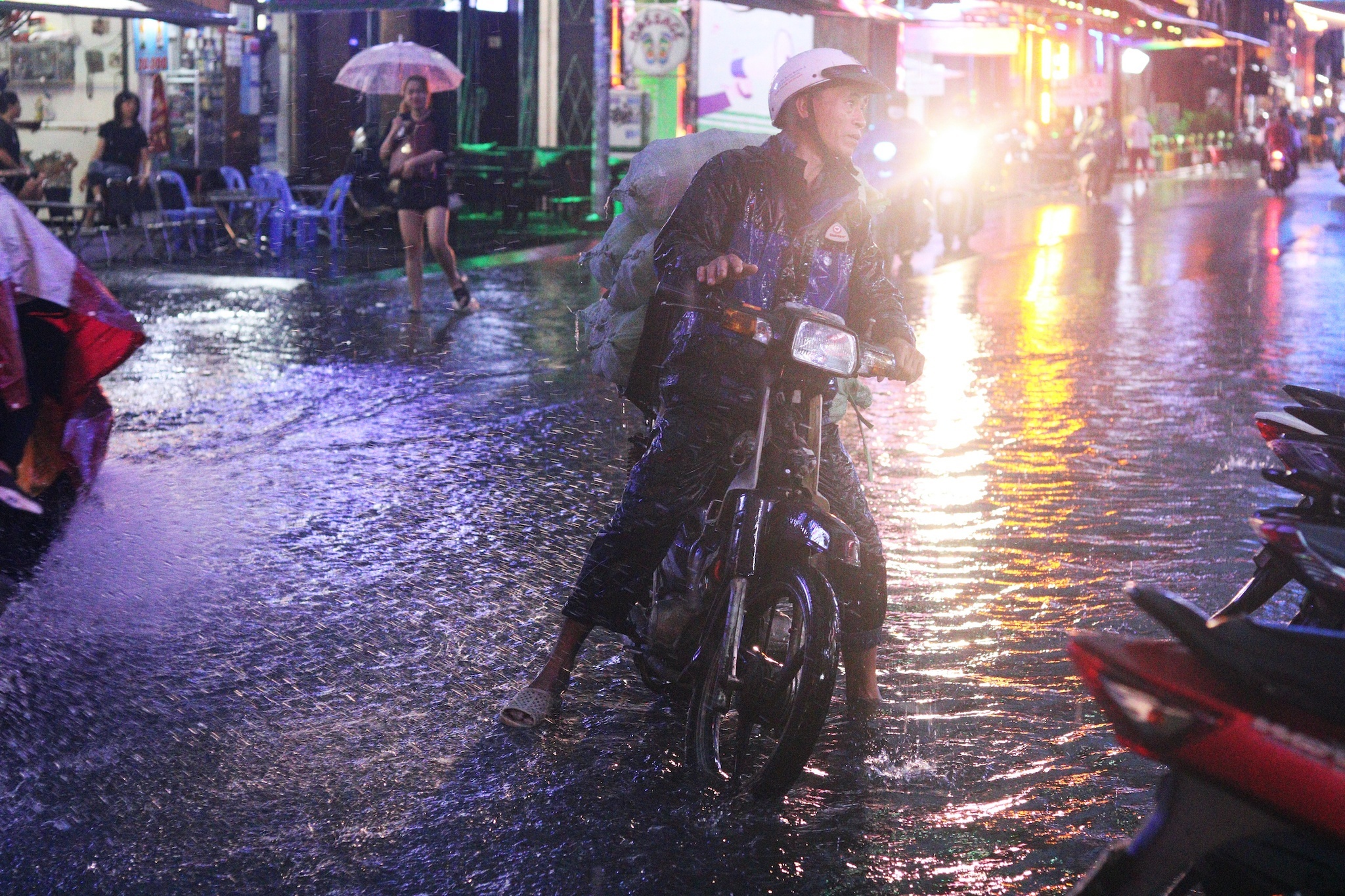 TP.HCM có mưa chiều tối mùng 6; mực nước sông Sài Gòn gần chạm mốc lịch sử - ảnh 2