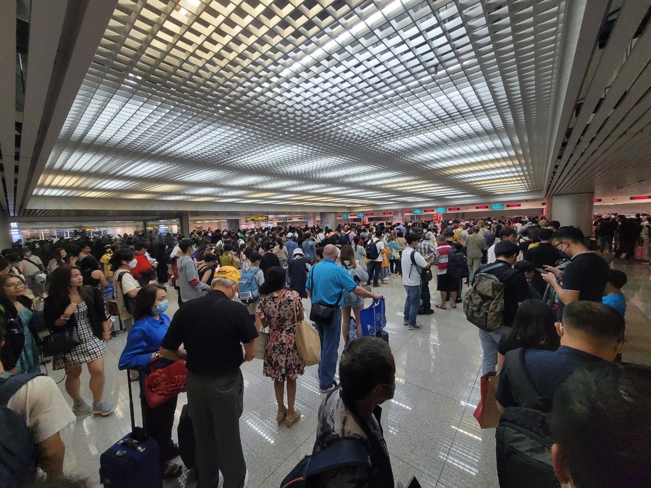 Hàng ngàn người xếp hàng chờ nhập cảnh ở sân bay Tân Sơn Nhất - ảnh 2