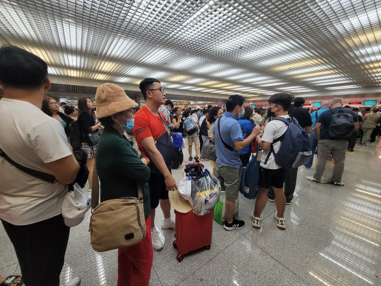 Hàng ngàn người xếp hàng chờ nhập cảnh ở sân bay Tân Sơn Nhất - ảnh 3
