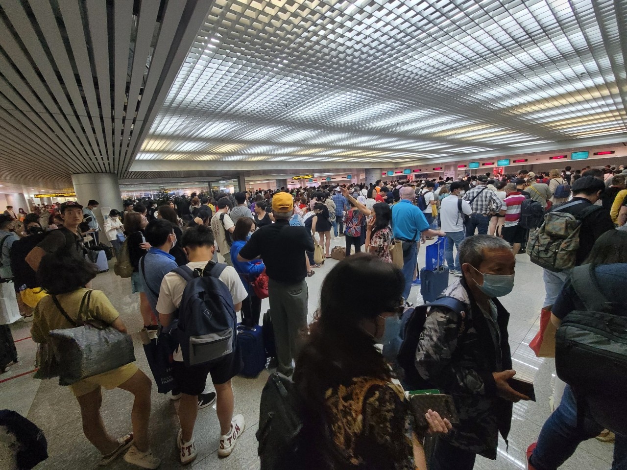Hàng ngàn người xếp hàng chờ nhập cảnh ở sân bay Tân Sơn Nhất - ảnh 1