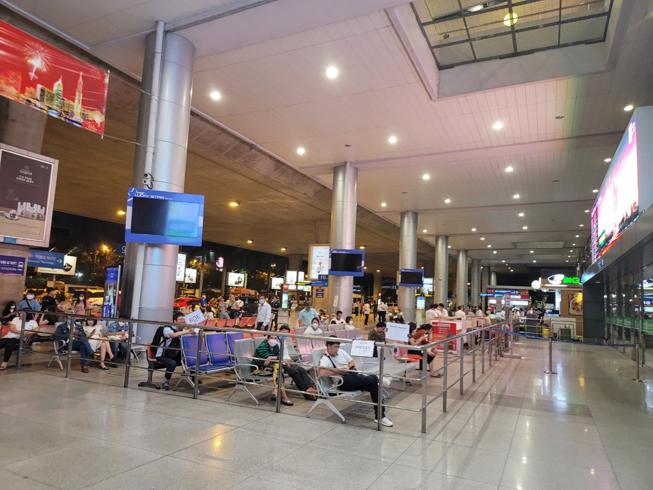 Hàng ngàn người xếp hàng chờ nhập cảnh ở sân bay Tân Sơn Nhất - ảnh 7