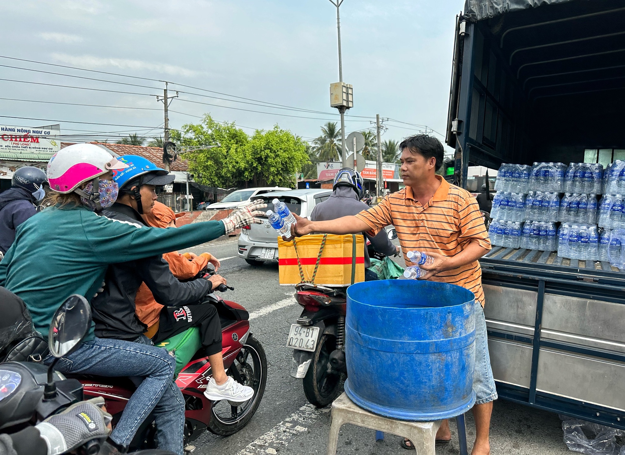 Người miền Tây hào sảng phát cả xe tải nước uống cho người dân từ quê lên lại TP.HCM - ảnh 3