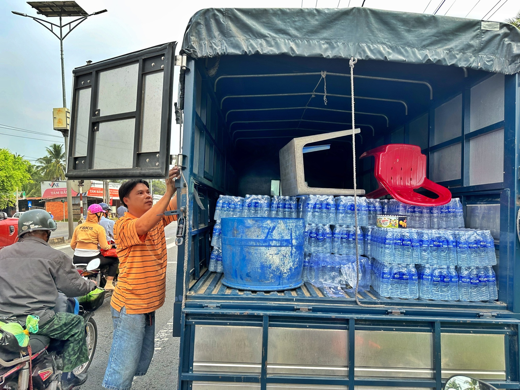 Người miền Tây hào sảng phát cả xe tải nước uống cho người dân từ quê lên lại TP.HCM - ảnh 2