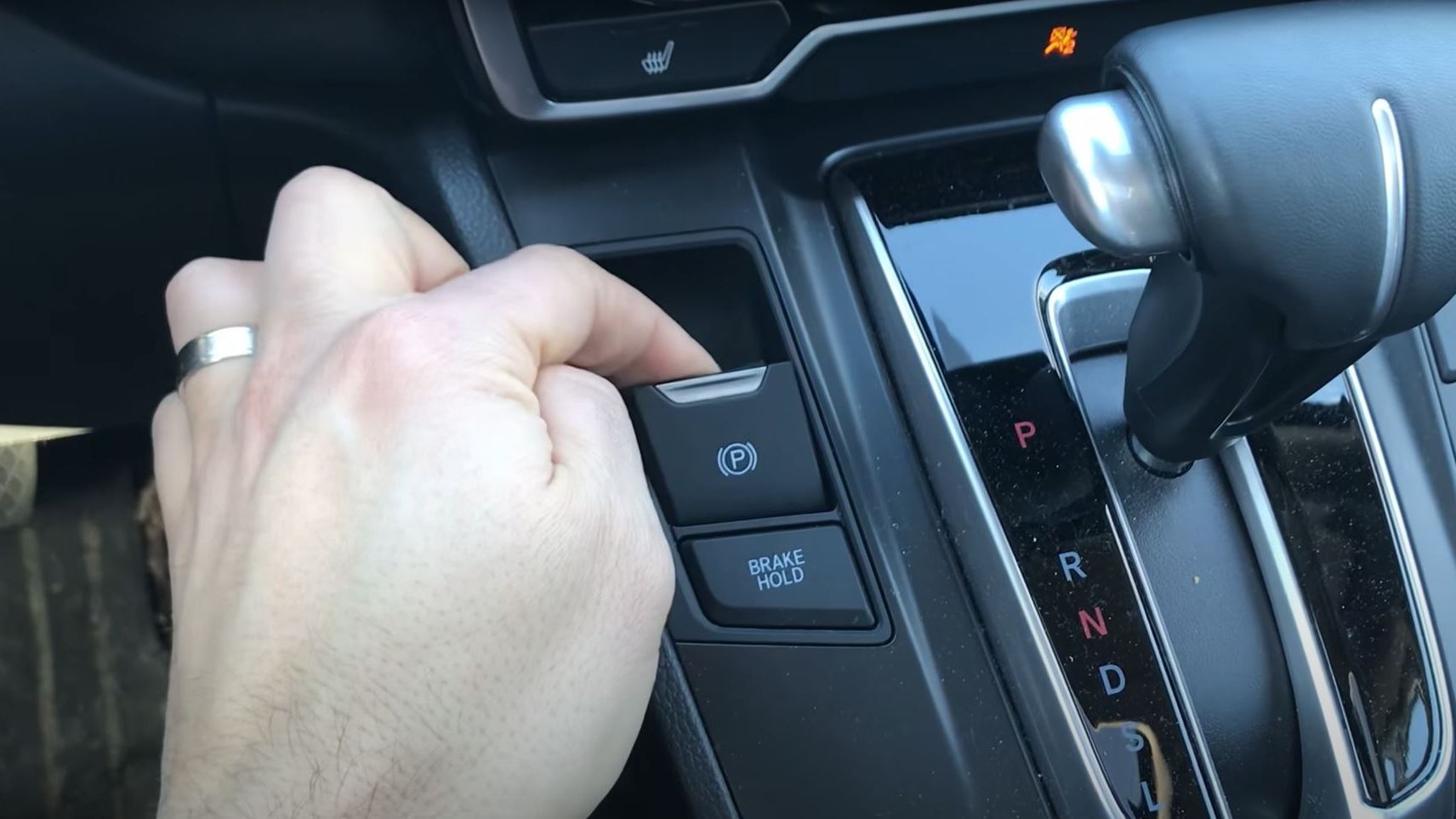 Kỹ sư ô tô kiêm YouTuber: Phanh tay điện tử là trang bị ‘ngu ngốc’, nguy hiểm - ảnh 1