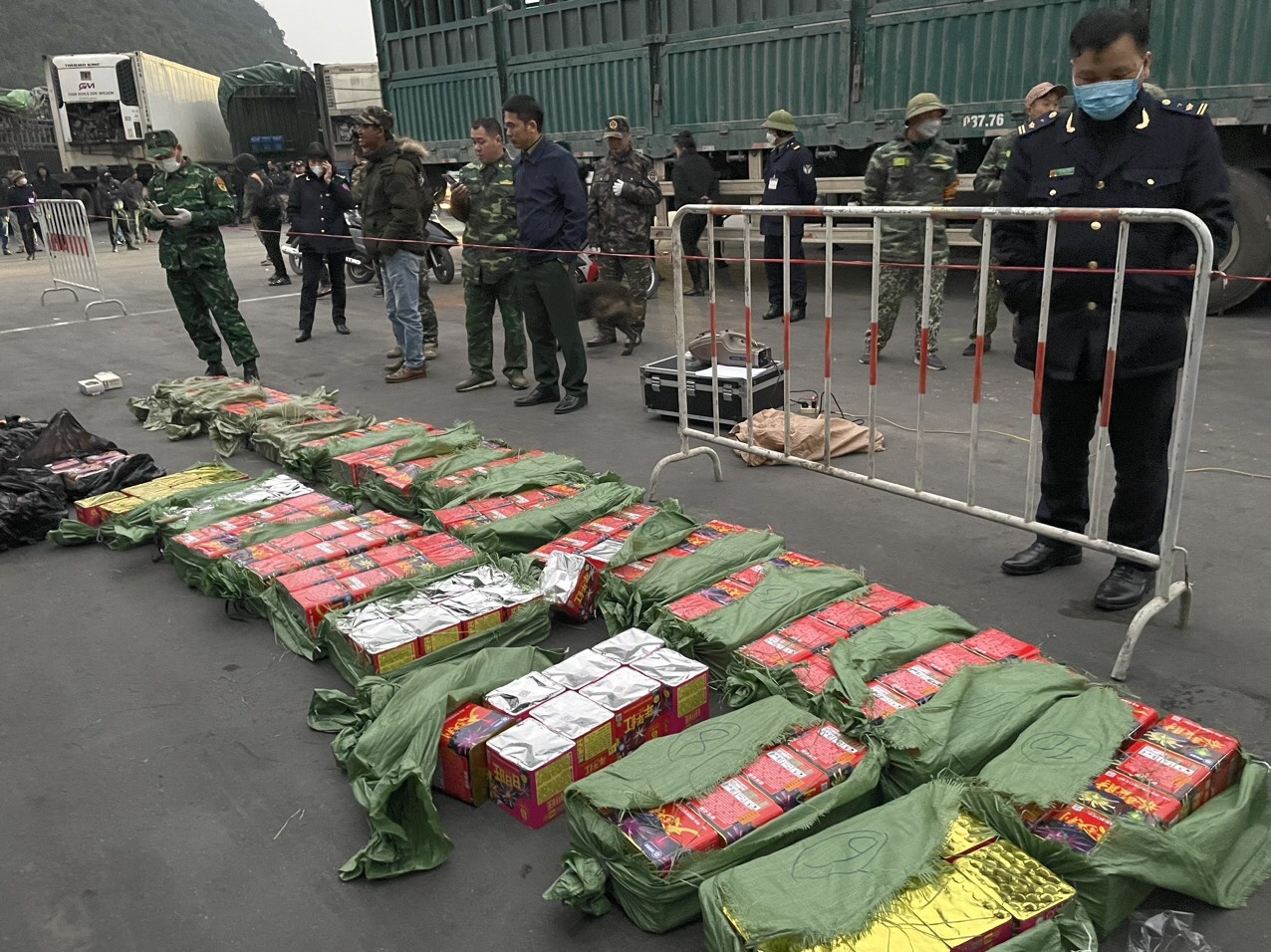 Bắt giữ 342 kg pháo nổ giấu trong xe tải từ Trung Quốc về Việt Nam - ảnh 2