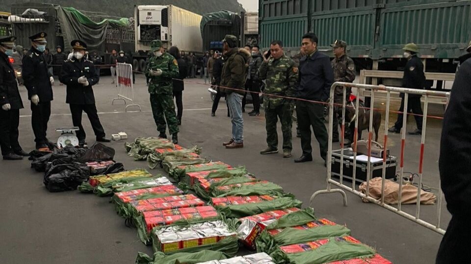 Bắt giữ 342 kg pháo nổ giấu trong xe tải từ Trung Quốc về Việt Nam - ảnh 1