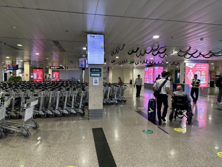 Hôm nay, sân bay Tân Sơn Nhất đón khách kỷ lục sau tết - ảnh 2