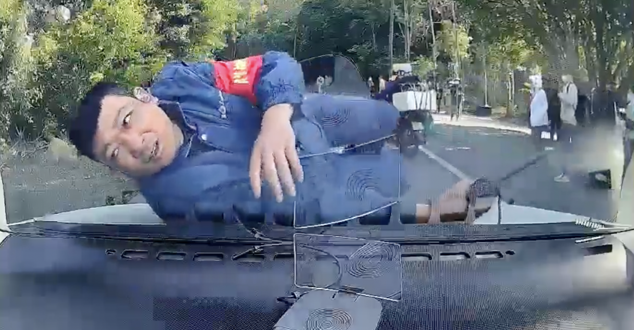 Tạm đình chỉ nhân viên ở Yên Tử nhảy lên nắp ca pô xe du khách - ảnh 1