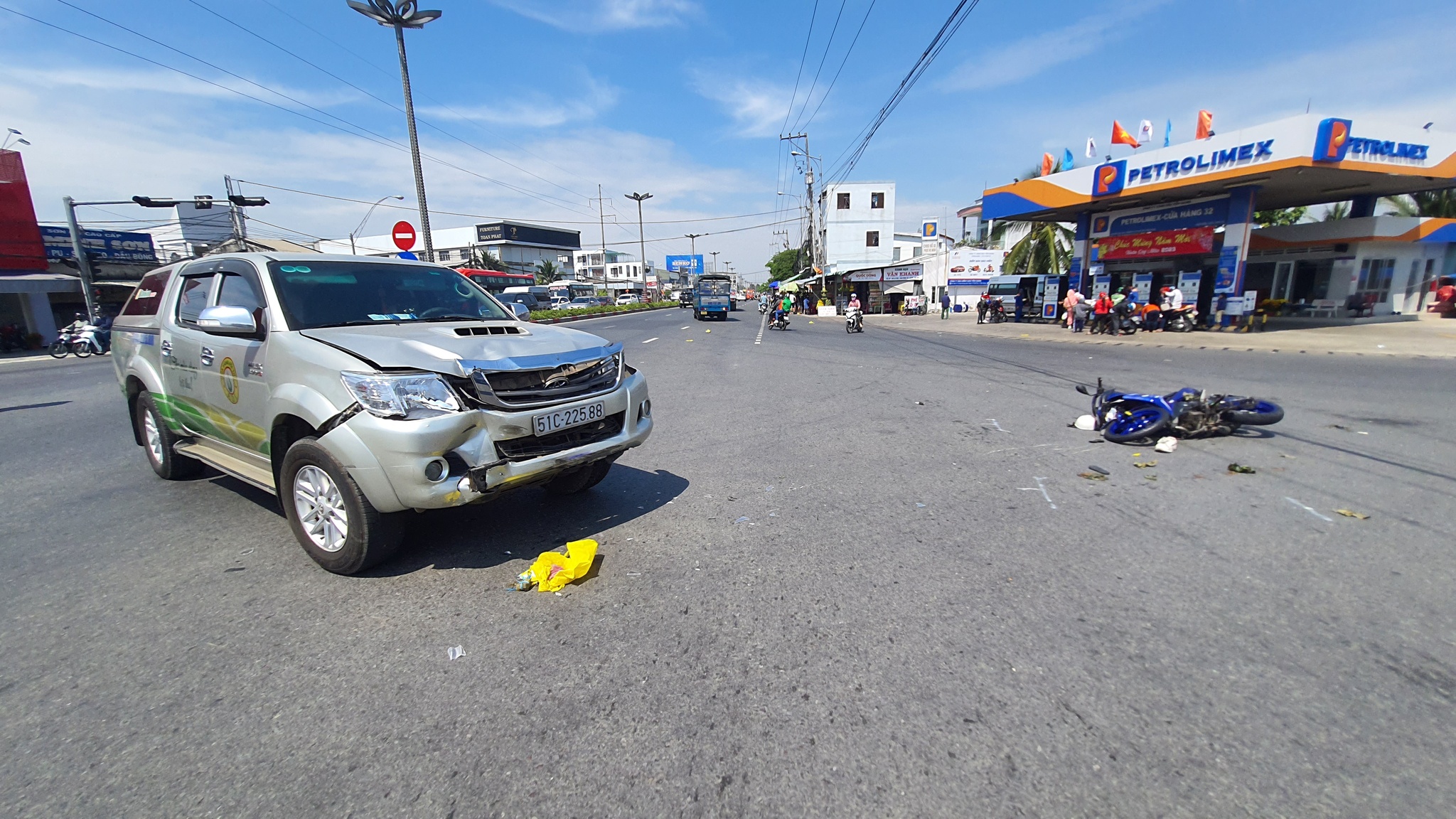 Tai nạn ở Tiền Giang: Xe máy va chạm xe bán tải, 2 người bị thương nặng - ảnh 1