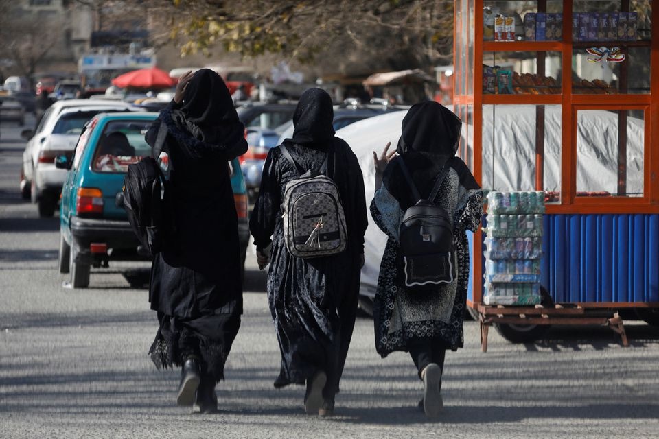 Taliban cấm nữ sinh Afghanistan dự thi tuyển sinh đại học - ảnh 1